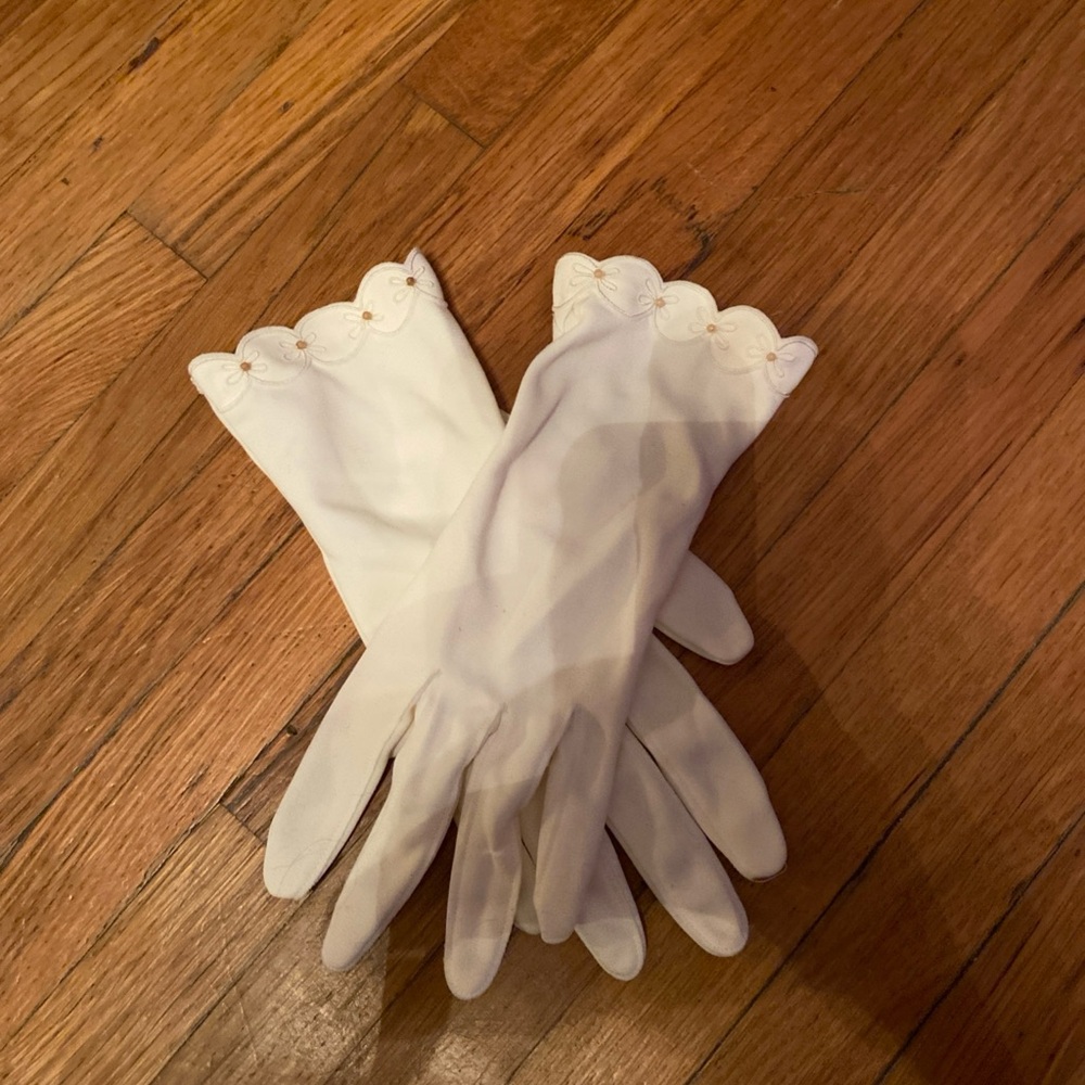 Vintage Wear Right Made in West Germany  White Women's Gloves with Scalloped Edg